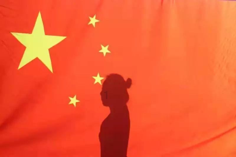 59岁郭富城带妻女现身马场!两个女儿乖巧可爱,一起为爱驹加油