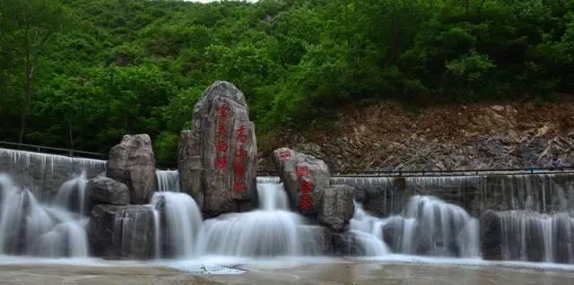 救援爱图画的男孩